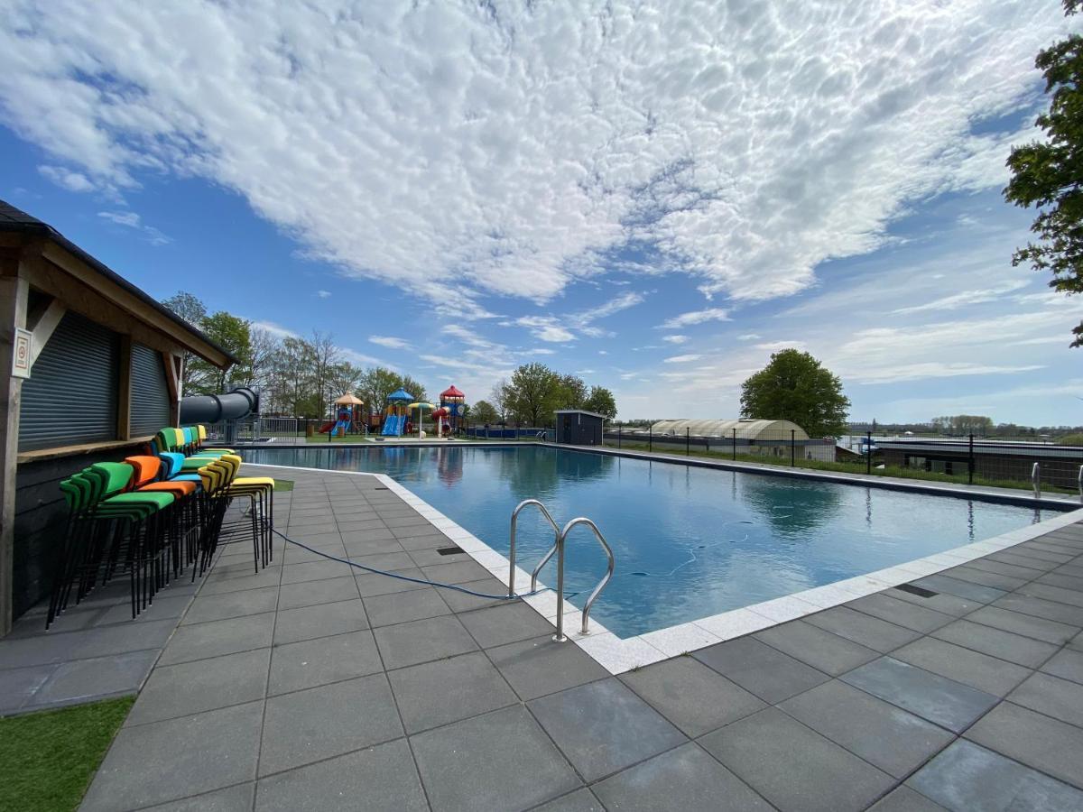 Luxus Cube Ferienhaus Chalet Am See Mit Schwimmbad In Lathum Nl מראה חיצוני תמונה